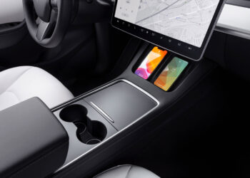 tesla y wnętrze telefony