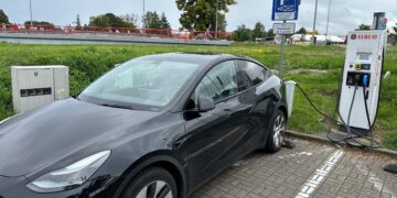 ładowanie tesla model y