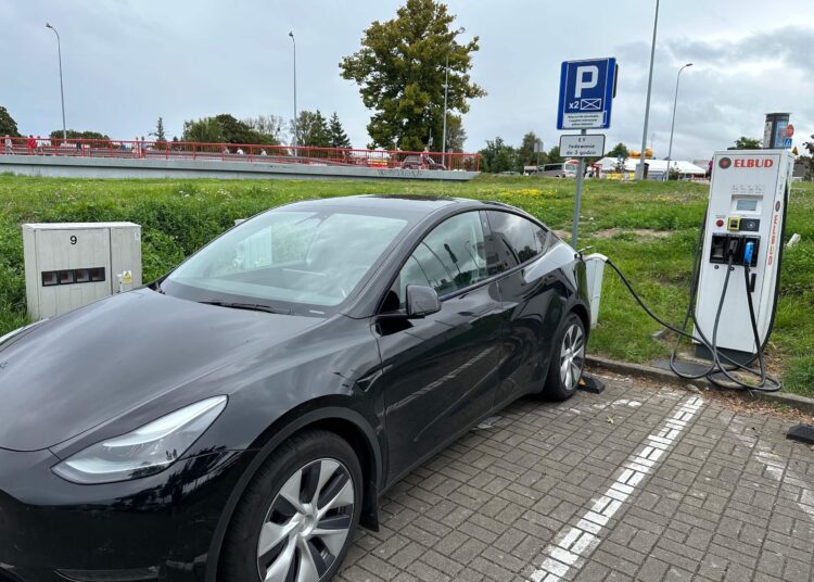 ładowanie tesla model y