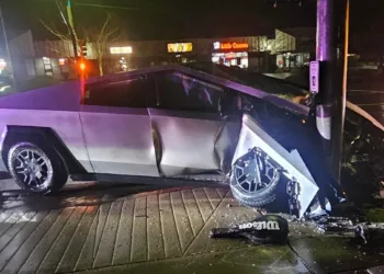 tesla cybertruck wypadek usa 02.2025