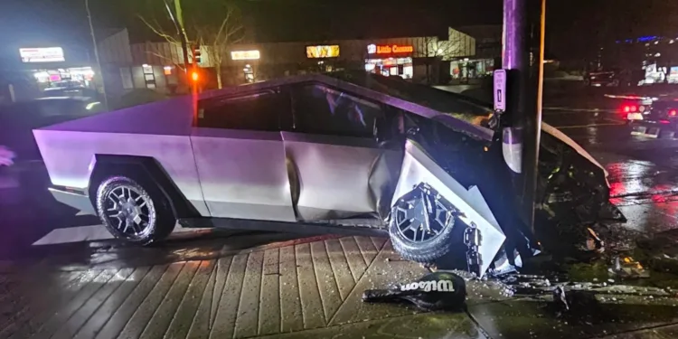 tesla cybertruck wypadek usa 02.2025