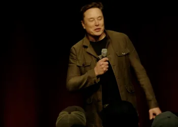 elon musk na scenie tesla