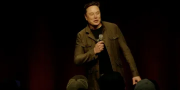 elon musk na scenie tesla
