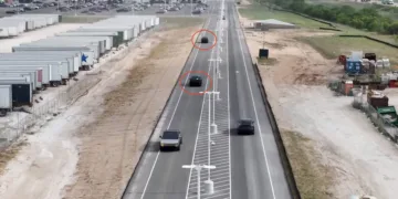 tesla giga texas tajemnicze samochody 05.2025