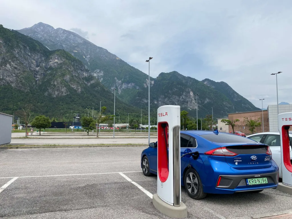 wyprawa elektrykiem do wloch ładowanie tesla