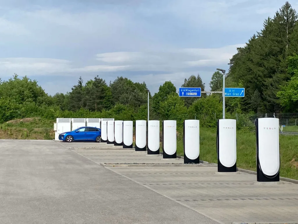 wyprawa elektrykiem do wloch ładowanie tesla