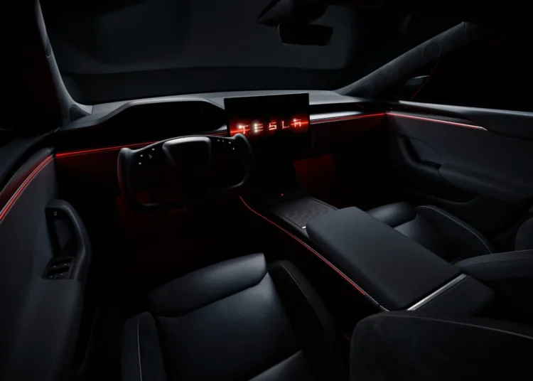 tesla model s lift wnętrze