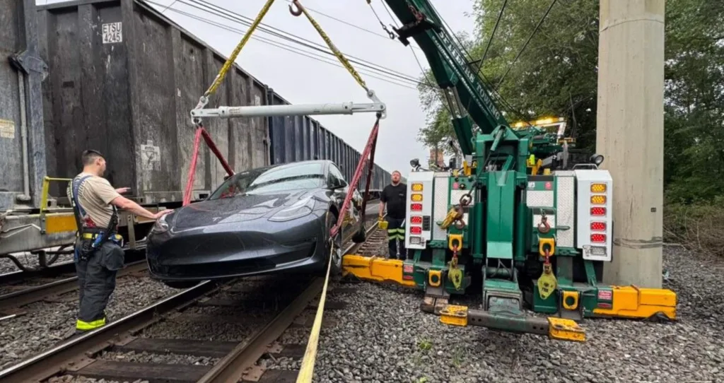 tesla model 3 uderzona przez pociag