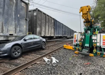 tesla model 3 uderzona przez pociag