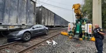tesla model 3 uderzona przez pociag