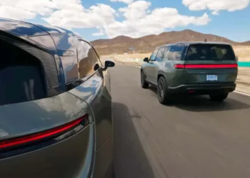 lucid gravity vs rivian wyscig