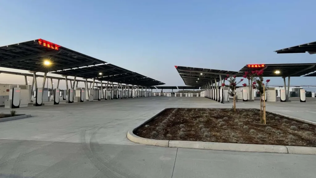 najwiekszy supercharger tesli oasis