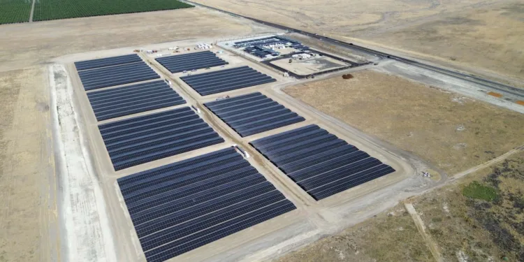 najwiekszy supercharger tesli oasis