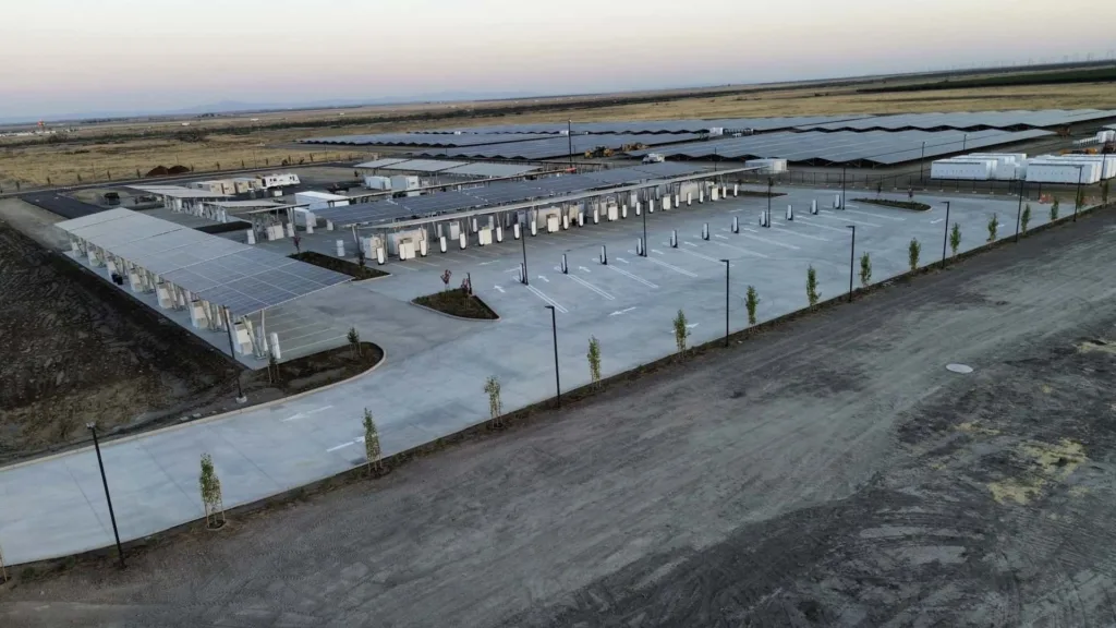 najwiekszy supercharger tesli oasis