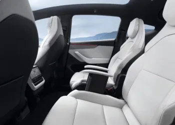 tesla model y l wnętrze