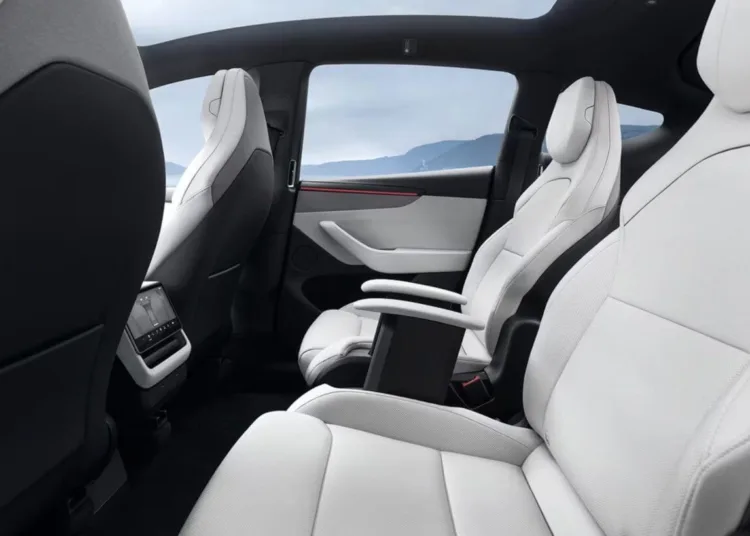 tesla model y l wnętrze