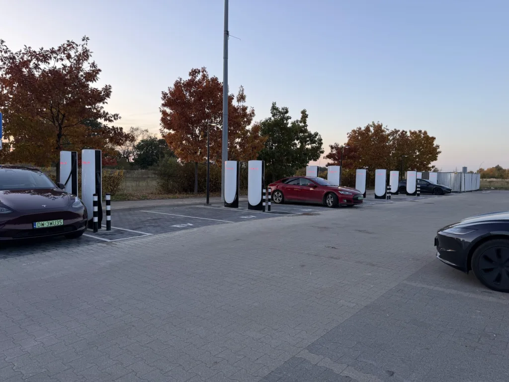 Tesla odpala Supercharger V4 na Bielanach Wrocławskich. Koniec problemów dla kierowców na A4?