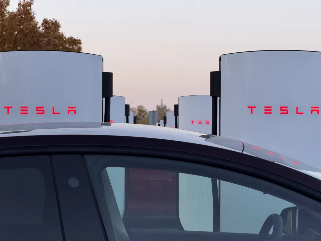 Tesla odpala Supercharger V4 na Bielanach Wrocławskich. Koniec problemów dla kierowców na A4?