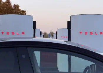 Tesla odpala Supercharger V4 na Bielanach Wrocławskich. Koniec problemów dla kierowców na A4?