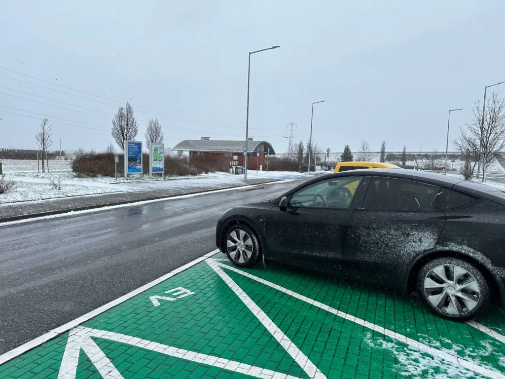 tesla model y zima ladowanie