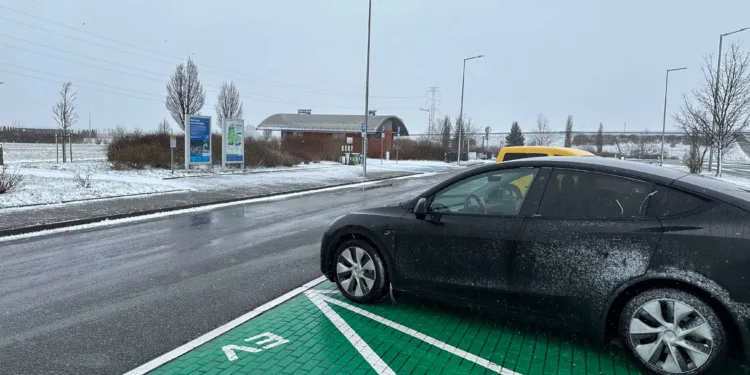 tesla model y zima ladowanie