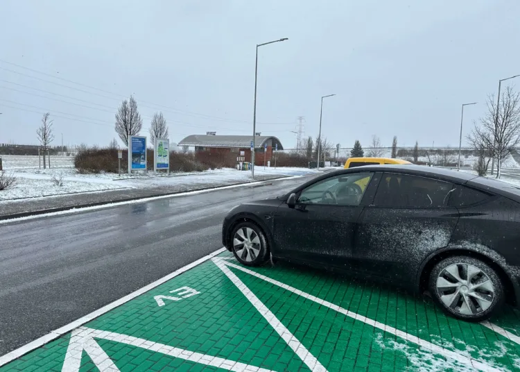 tesla model y zima ladowanie