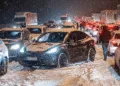 tesla w korku na autostradzie zima