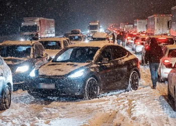 tesla w korku na autostradzie zima