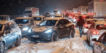 tesla w korku na autostradzie zima