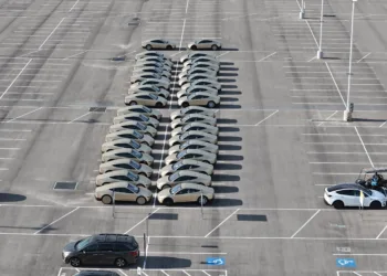 Tesla Cybercab Parking Fabryki Usa