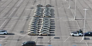 Tesla Cybercab Parking Fabryki Usa