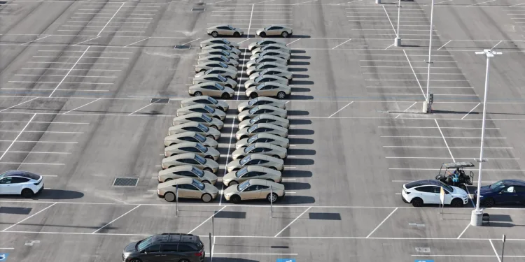 Tesla Cybercab Parking Fabryki Usa