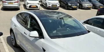 Tesla Trafiona Odlamkiem Rakiety 00