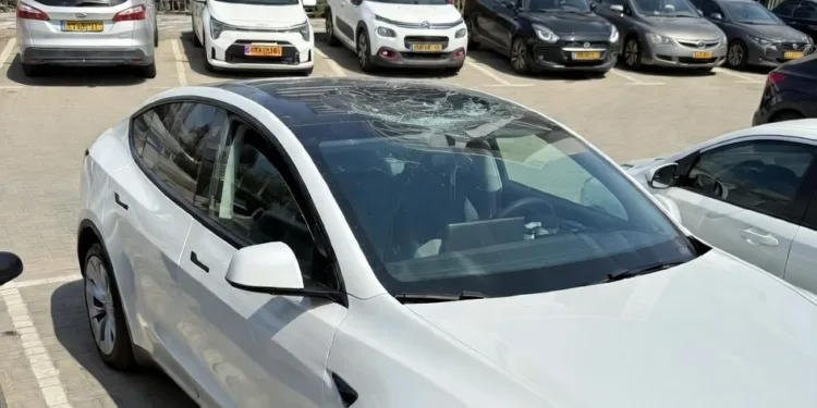 Tesla Trafiona Odlamkiem Rakiety 00