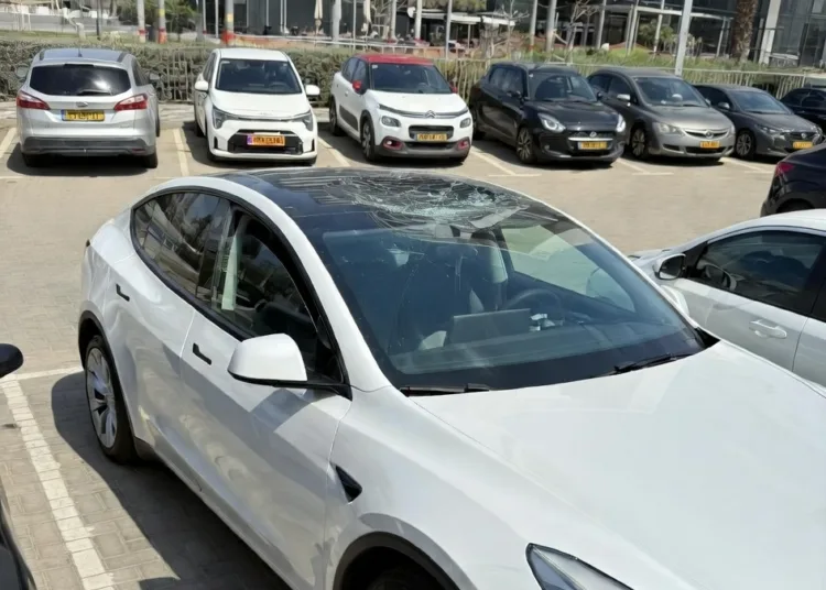 Tesla Trafiona Odlamkiem Rakiety 00