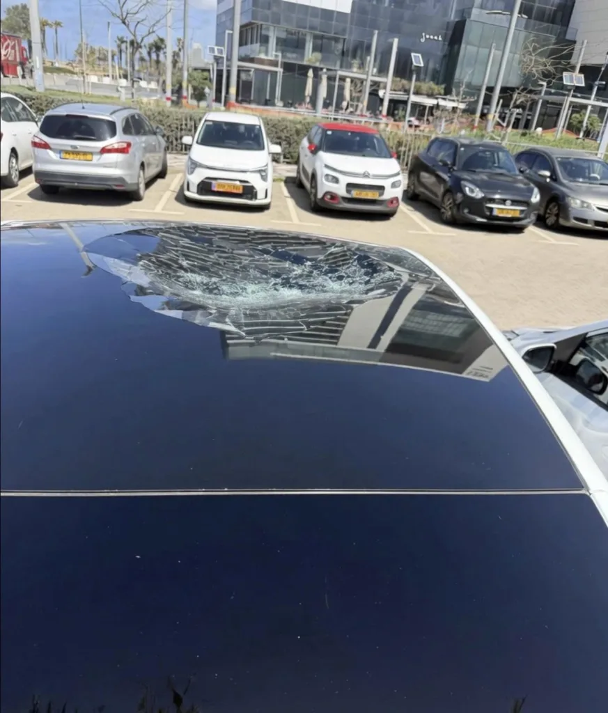 tesla trafiona odlamkiem rakiety