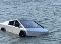 Tesla Cybertruck W Jeziorze