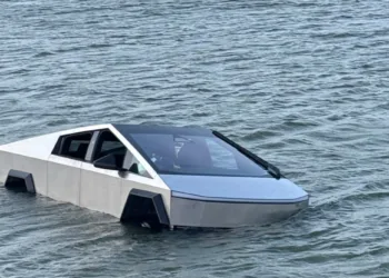 Tesla Cybertruck W Jeziorze