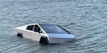 Tesla Cybertruck W Jeziorze