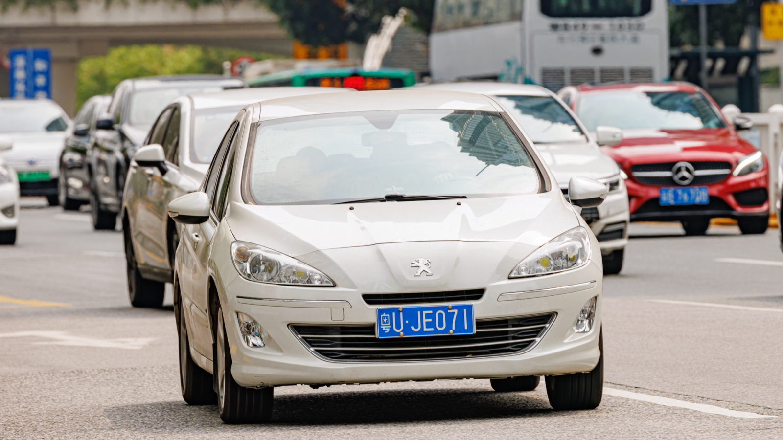 Peugeot e-408