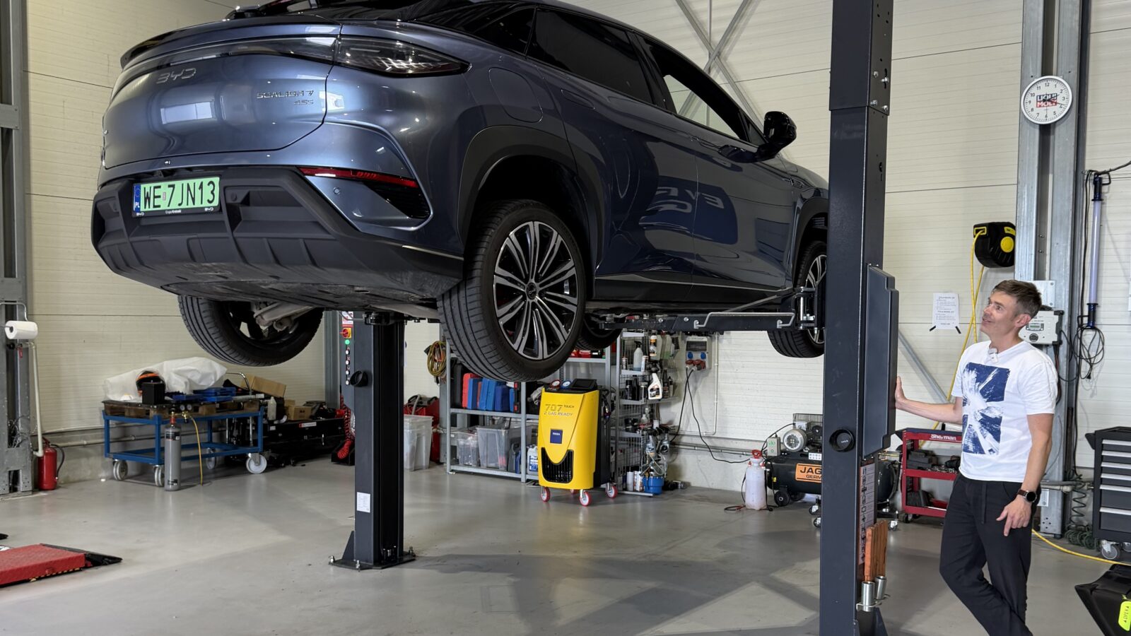 BYD Sealion 7 na podnośniki EV Repair Garage