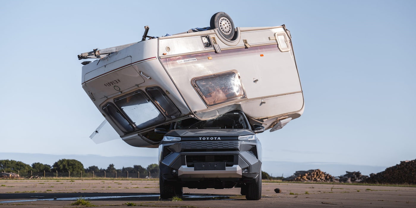 Toyota Hilux Ev Przyczepa Zrzucona